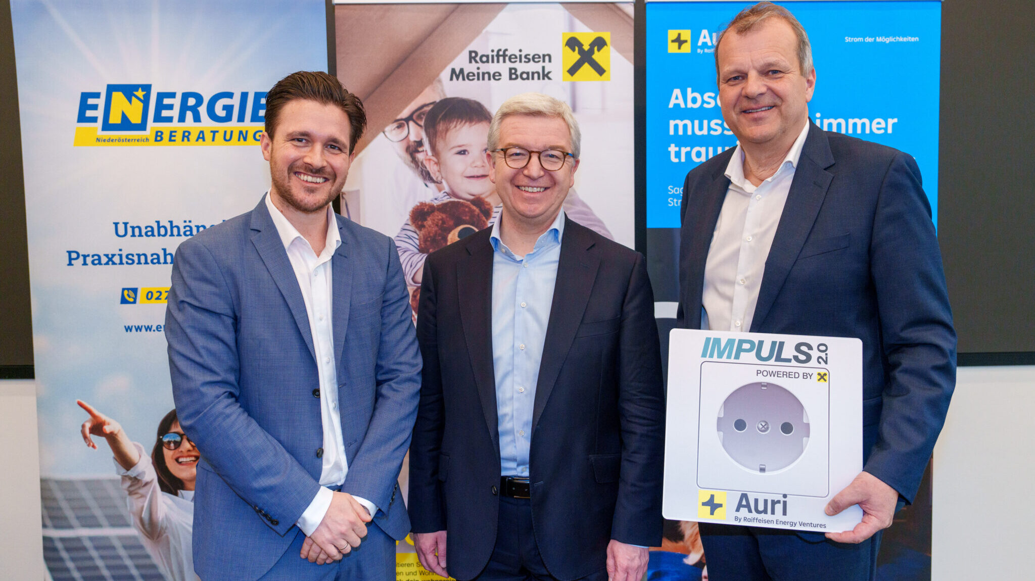 Gruppenfoto (drei Männer lachen in die Kamera) am EnergieSpartag, Fotocredit, Josef Bollwein, Fotostudio Flashface