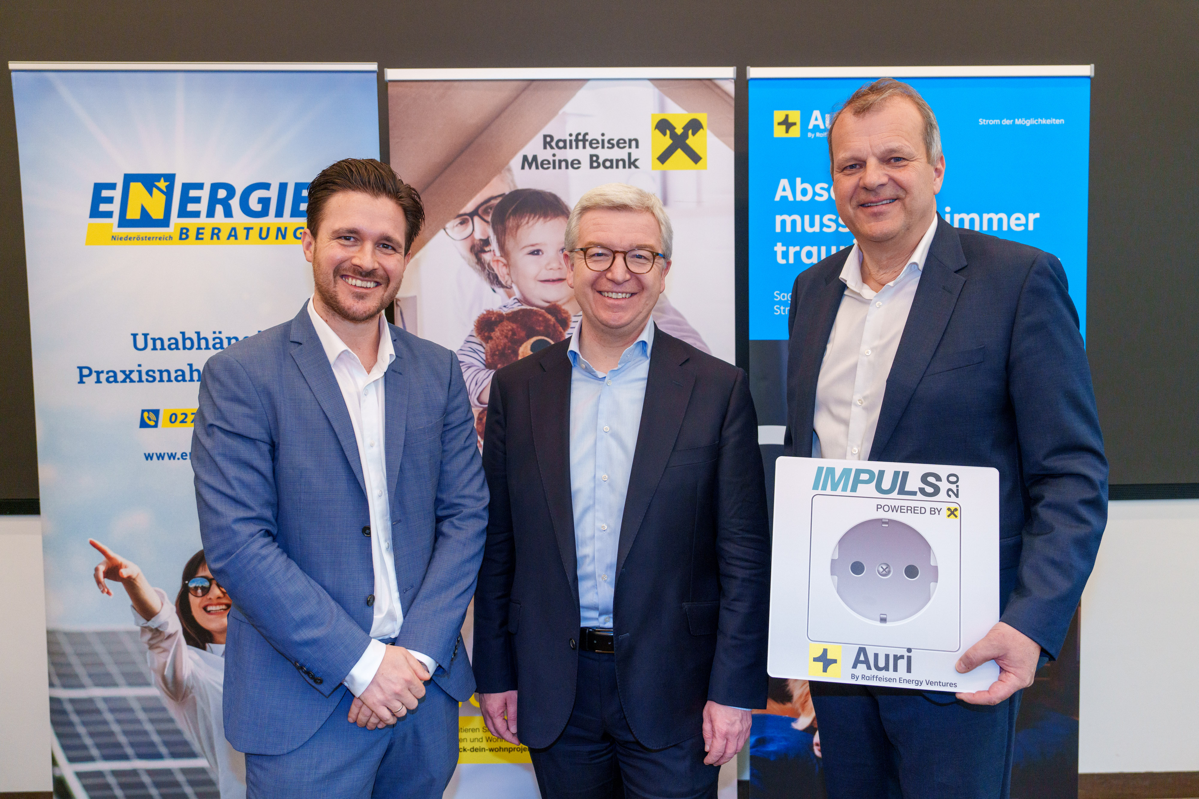 Gruppenfoto (drei Männer lachen in die Kamera) am EnergieSpartag, Fotocredit, Josef Bollwein, Fotostudio Flashface