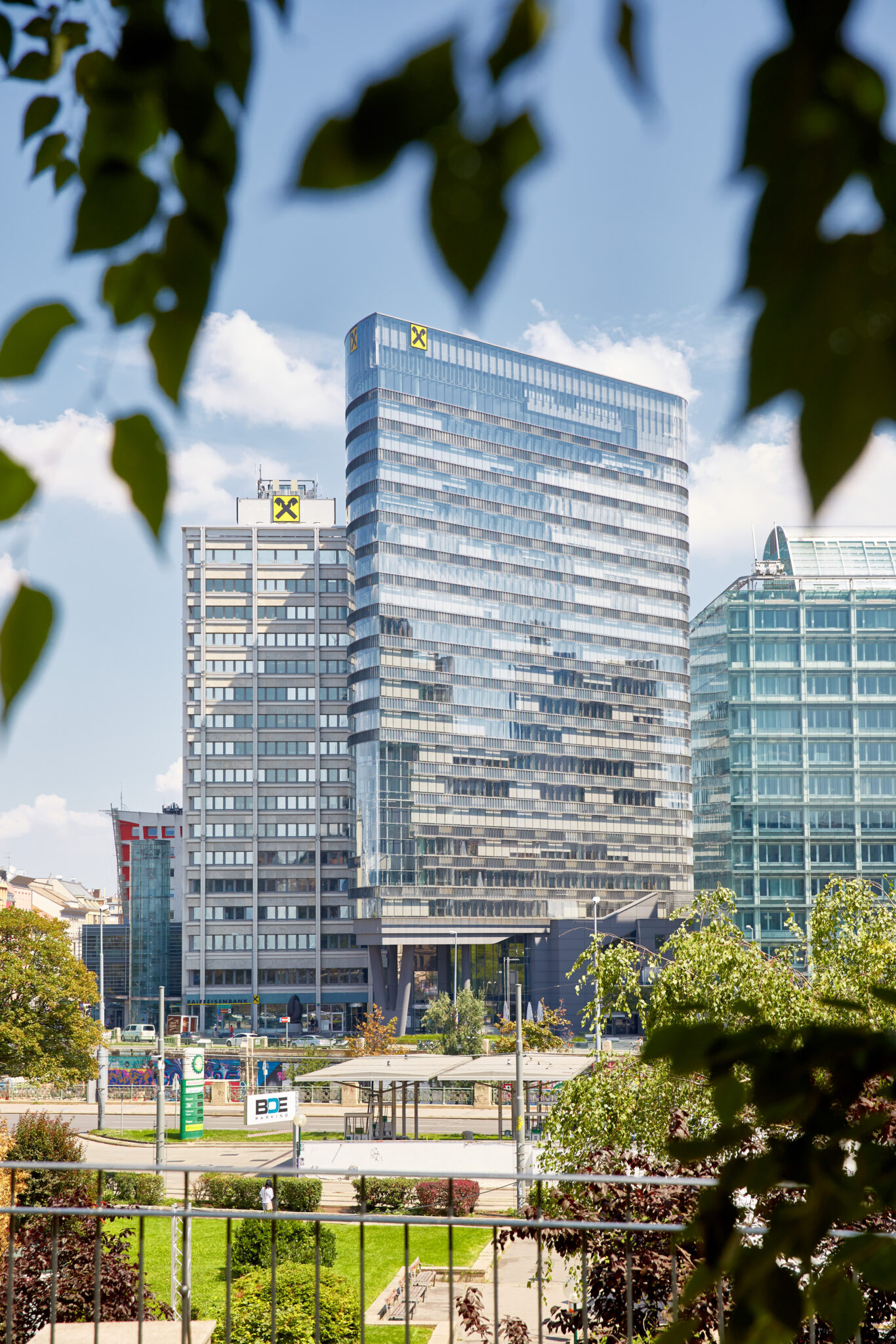 Blick auf das Raiffeisenhaus Wien im Grünen