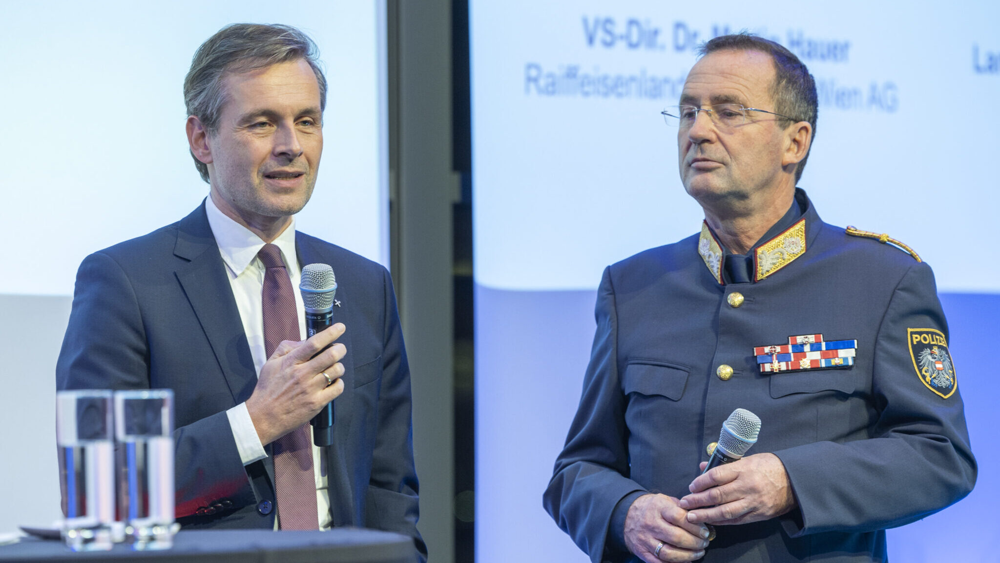 Martin Hauer (l.), Vorstand der Raiffeisenlandesbank NÖ-Wien, und Gerhard Pürstl (r.), Landespolizeipräsident Wien, gratulieren den Preisträger:innen.